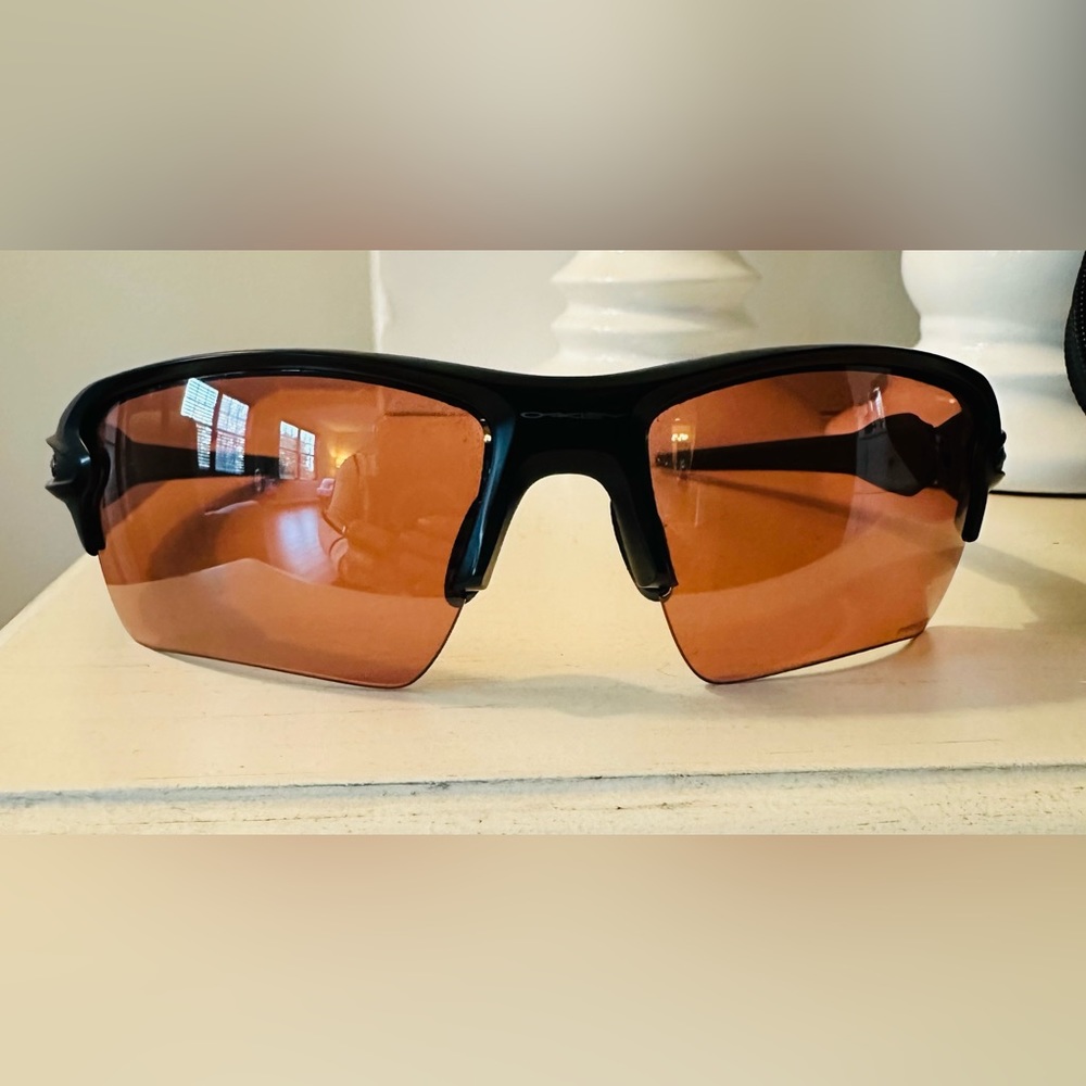 Oakley Women Sun glasses in great condition